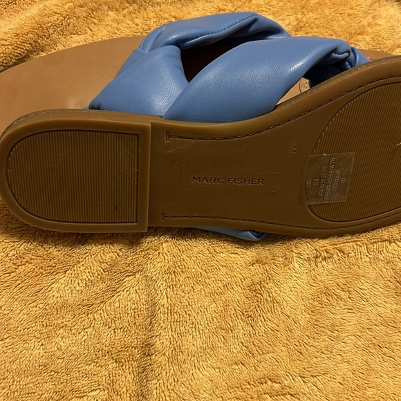 NWT, Marc Fisher designed elegant flip flop sandals. SKY BLUE leather, size 8M. - Picture 11 of 11